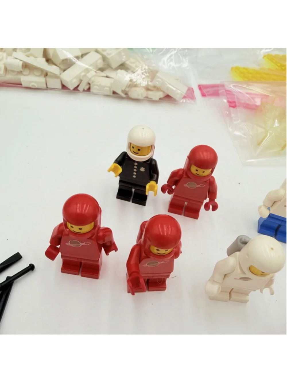LEGO Classic Space Lot 9 Minifigs 4 Moon Baseplates Roadway LL924 Parts
